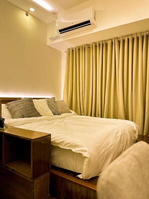 1 bedroom, desk, WiFi, bed sheets - Luxury Condo in Las Pinas, Philippines (Las Piñas)