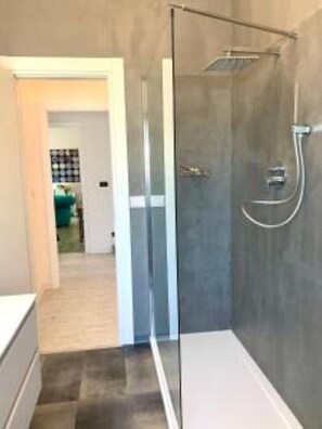 Dusche, umweltfreundliche Kosmetikartikel, Haartrockner, Bidet