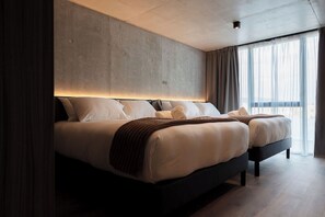Suíte luxo, acesso à piscina | Roupas de cama premium, camas com colchões pillow-top