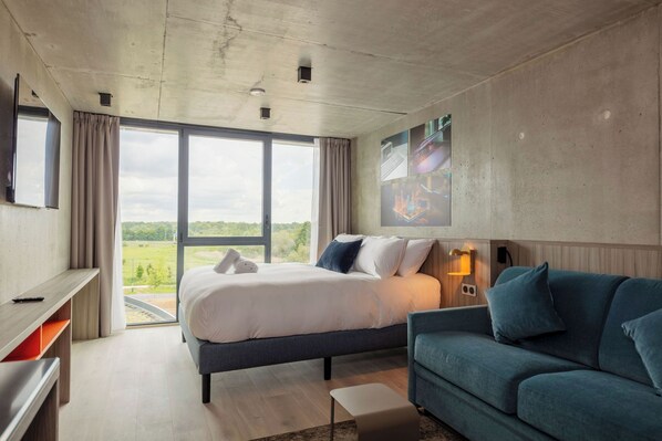 Dobbelt- eller tomannsrom – club, adgang til basseng | Sengetøy av topp kvalitet, senger med overmadrass og safe på rommet