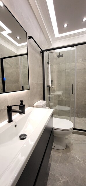 Luxury Apartment | Bathroom