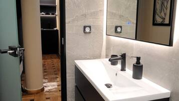 Luxury Apartment | Bathroom