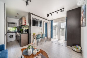 Eine moderne Wohnung mit Küche, Essbereich und Wohnzimmer.