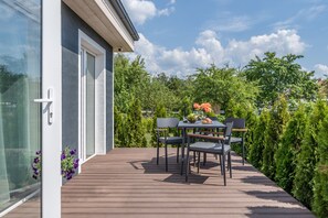 Outdoor dining - Family Garden Holiday House with Terrace and Free Parking (Dog Friendly) (Rīga)