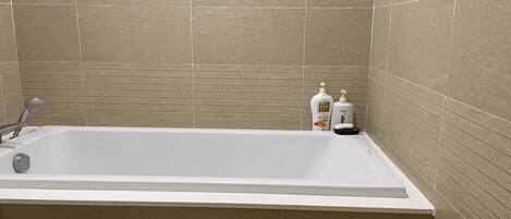 Banyera d'hidromassatge, assecador de cabells, bidet i tovalloles