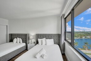 2 habitaciones, tabla de planchar con plancha y cuna de viaje
