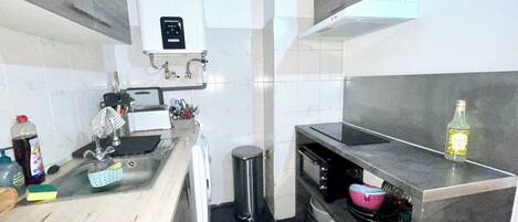 Een koelkast, een microgolfoven, een oven, een kookplaat