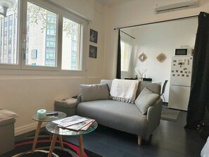 Fernseher, Bücher, Musikbibliothek, Videothek