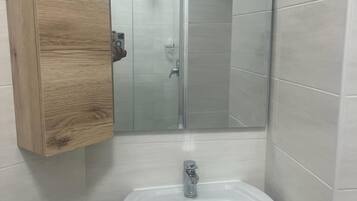 Set di cortesia gratuito, asciugacapelli, sapone, shampoo