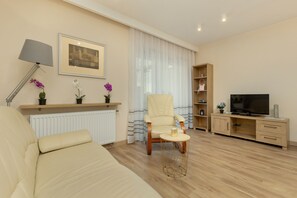 Studio, balcon | Salle de séjour