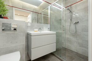 Studio, Balcony | Bathroom | Shower, towels - Elegant Studio Łódź by Renters (Lodz)
