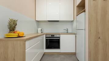 Studio, Balcony | Private kitchen | Electric kettle, cookware/dishes/utensils, dining tables