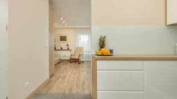 Electric kettle, cookware/dishes/utensils, dining tables