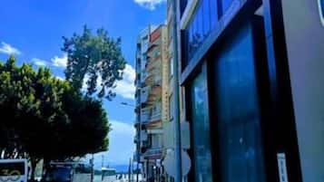 Vista frontal de la propiedad