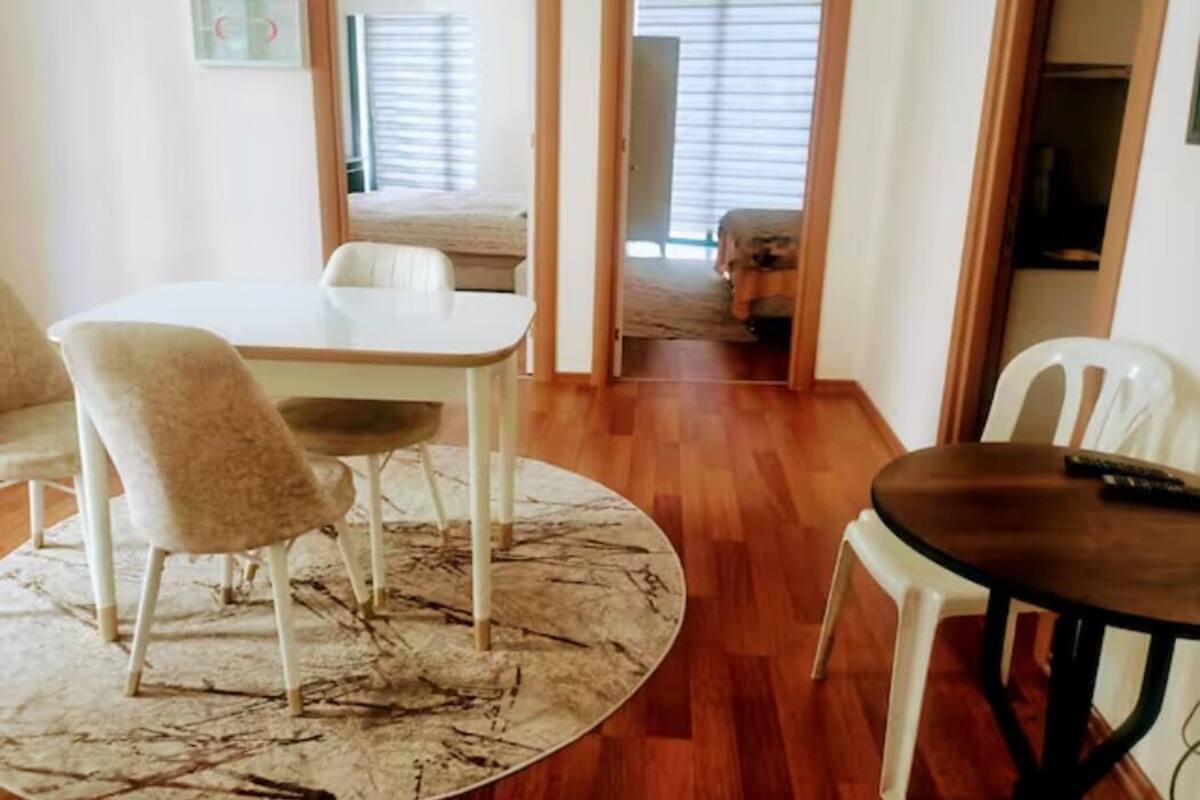 Deluxe appartement | Woonruimte | Een 32-inch ledtelevisie met kabelzenders