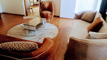 Dúplex exclusivo | 1 habitación, escritorio y espacio para trabajar con laptop