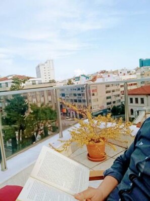 尊爵複式房屋 | 起居區 | 32-吋LED 液晶電視，提供有線頻道