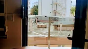 Departamento Deluxe | Área de sala de estar | Televisión LED de 32 pulgadas con canales por cable