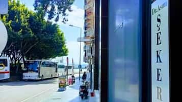 Vista frontal de la propiedad