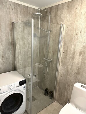 Douche, sèche-cheveux, serviettes fournies, savon