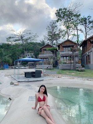 Di pantai, pasir putih, dan bar pantai