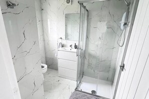 Ducha, secador de pelo, toallas