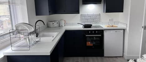 Departamento | Cocina privada | Refrigerador, microondas, horno y parrilla de estufa