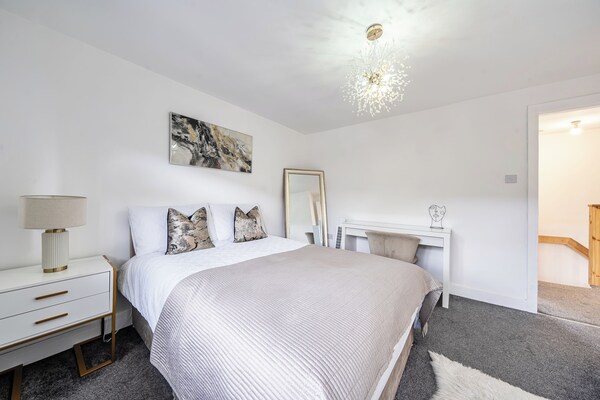 2 Bed Apartment Sleeps 3 -Smart Tv -Private Garden - Huddersfield
