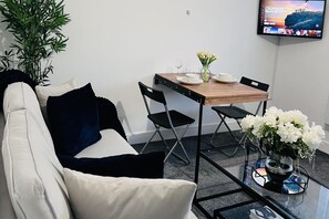 Living area - Luxury 2-bed Apartment Lindley Huddersfield (Huddersfield)