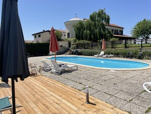 En säsongsöppen utomhuspool