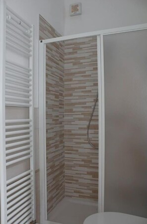 Dusche, Haartrockner, Bidet, Handtücher