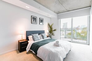 1 bedroom, iron/ironing board, WiFi, bed sheets - The Curve - One bed Apt (London)