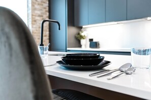 Fridge, microwave, oven, dishwasher - Queens Cottage (London)