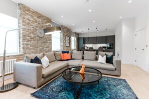 TV - Queens Cottage (London)