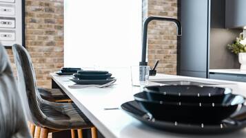 Kühlschrank, Mikrowelle, Ofen, Geschirrspüler