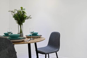 Dining - The Cos - One bed - Canary Wharf (London)