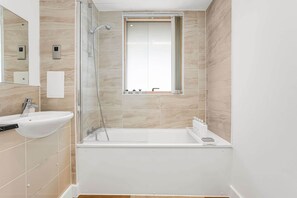 Bathroom - The Luxx - One bed - Lewisham (London)