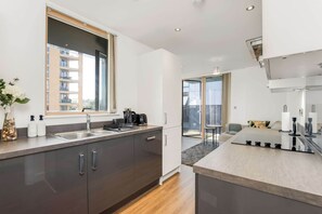 Fridge, microwave, oven, dishwasher - The Luxx - One bed - Lewisham (London)