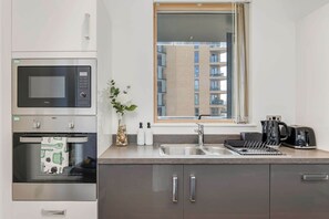 Fridge, microwave, oven, dishwasher - The Luxx - One bed - Lewisham (London)