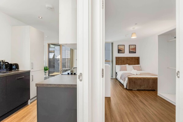 1 habitación, tabla de planchar con plancha, wifi y ropa de cama 