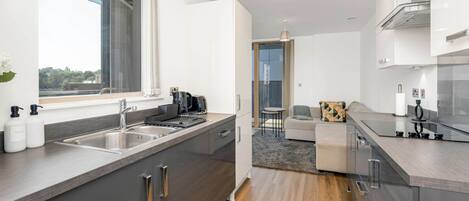 Kühlschrank, Mikrowelle, Ofen, Geschirrspüler