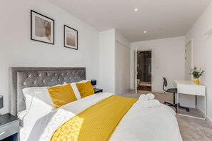 2 bedrooms, iron/ironing board, WiFi, bed sheets - The Grand Cabo - Two Bed Apt (London)