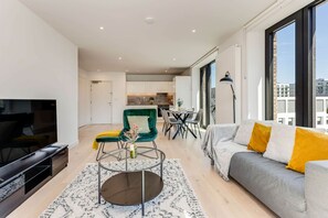 TV - The Grand Cabo - Two Bed Apt (London)