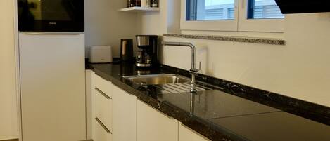 Fridge, oven, stovetop, dishwasher