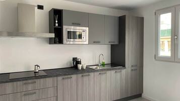 Køleskab, mikrobølgeovn, kogeplade, køkkentøj/tallerkener/redskaber