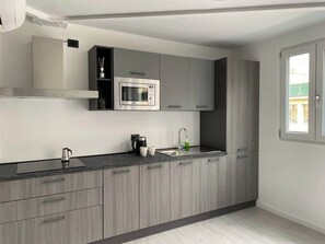 Frigorifero, microonde, piano cottura, pentole/stoviglie/utensili