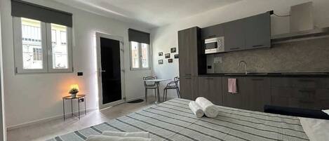 1 habitación, tabla de planchar con plancha y cuna de viaje