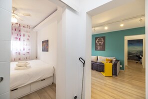 2 Schlafzimmer, Zimmersafe, Schreibtisch, Bügeleisen/Bügelbrett