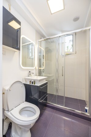 Dusche, Haartrockner, Handtücher, Seife