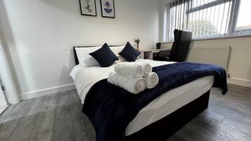 5 bedrooms, WiFi, bed sheets